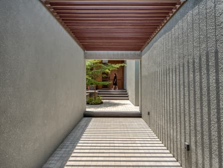 The House of Parallel Walls